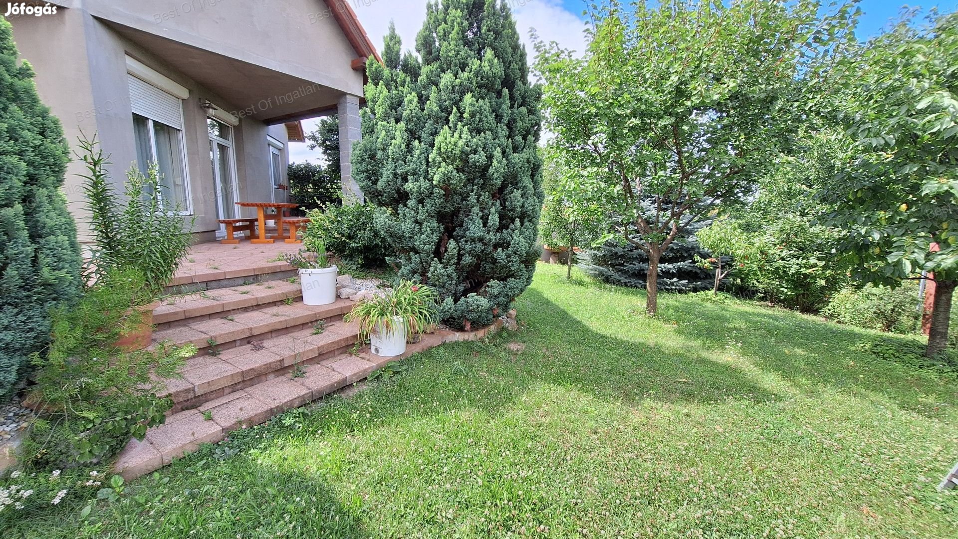 Győrújbaráton, 5 szobás családi ház, garázzsal, kis vendégházzal
