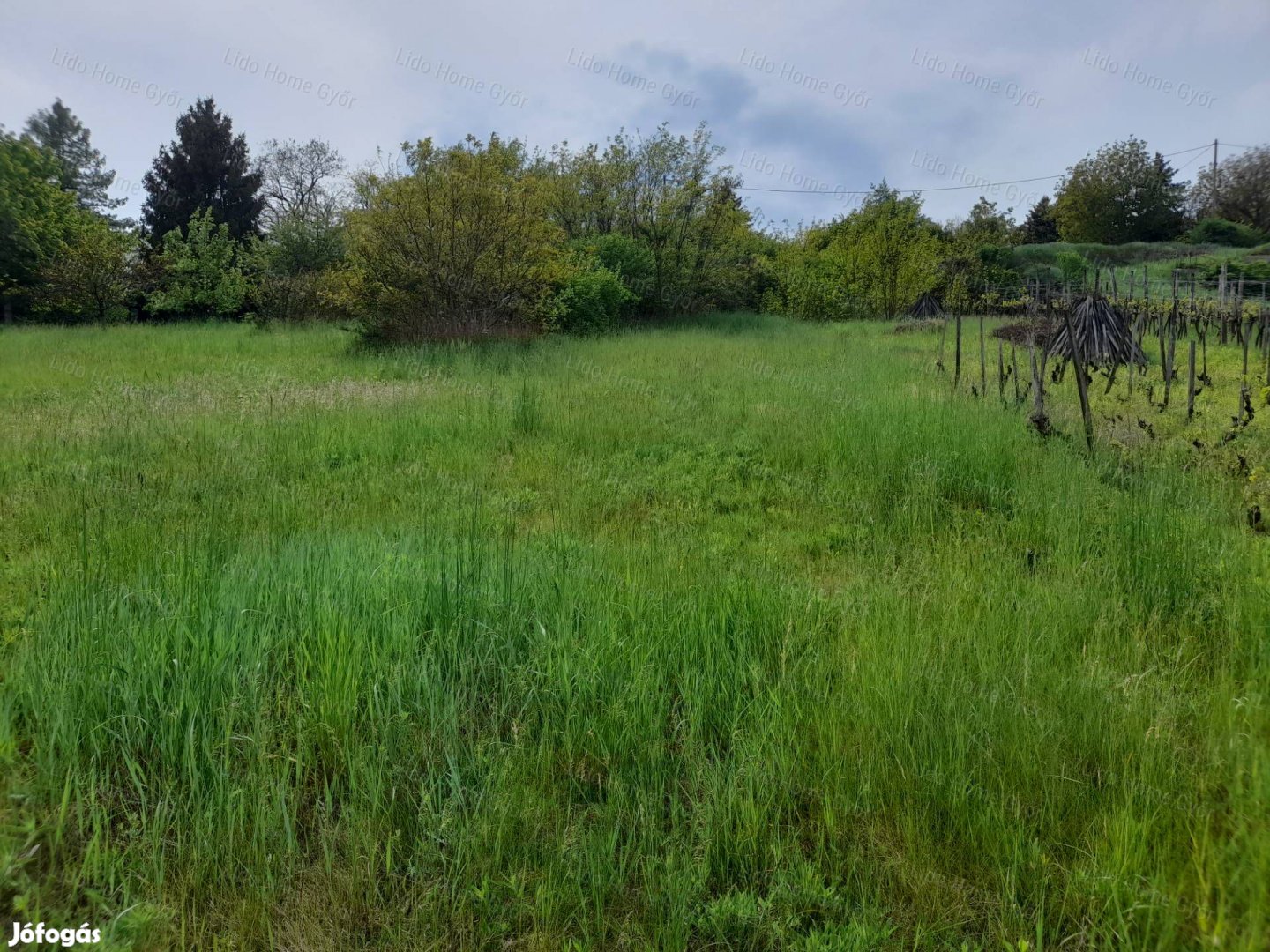 Győrújbaráton panorámás telek eladó