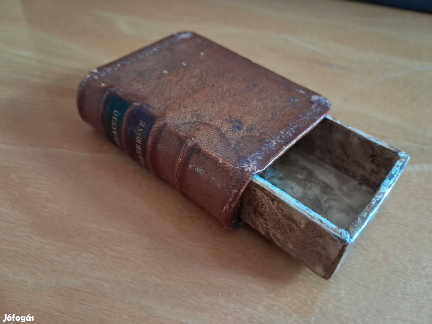 Gyufásdoboz bőrkötésben