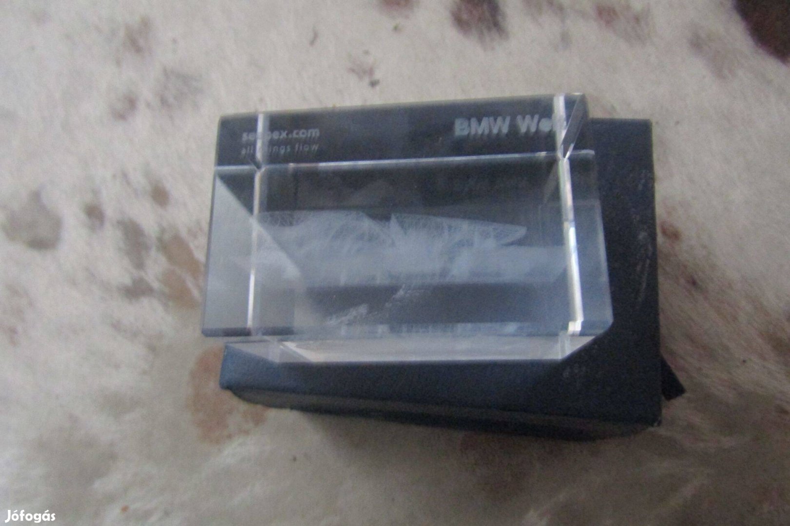 Gyűjtői BMW Welt üvegbe lévő építmény dobozában