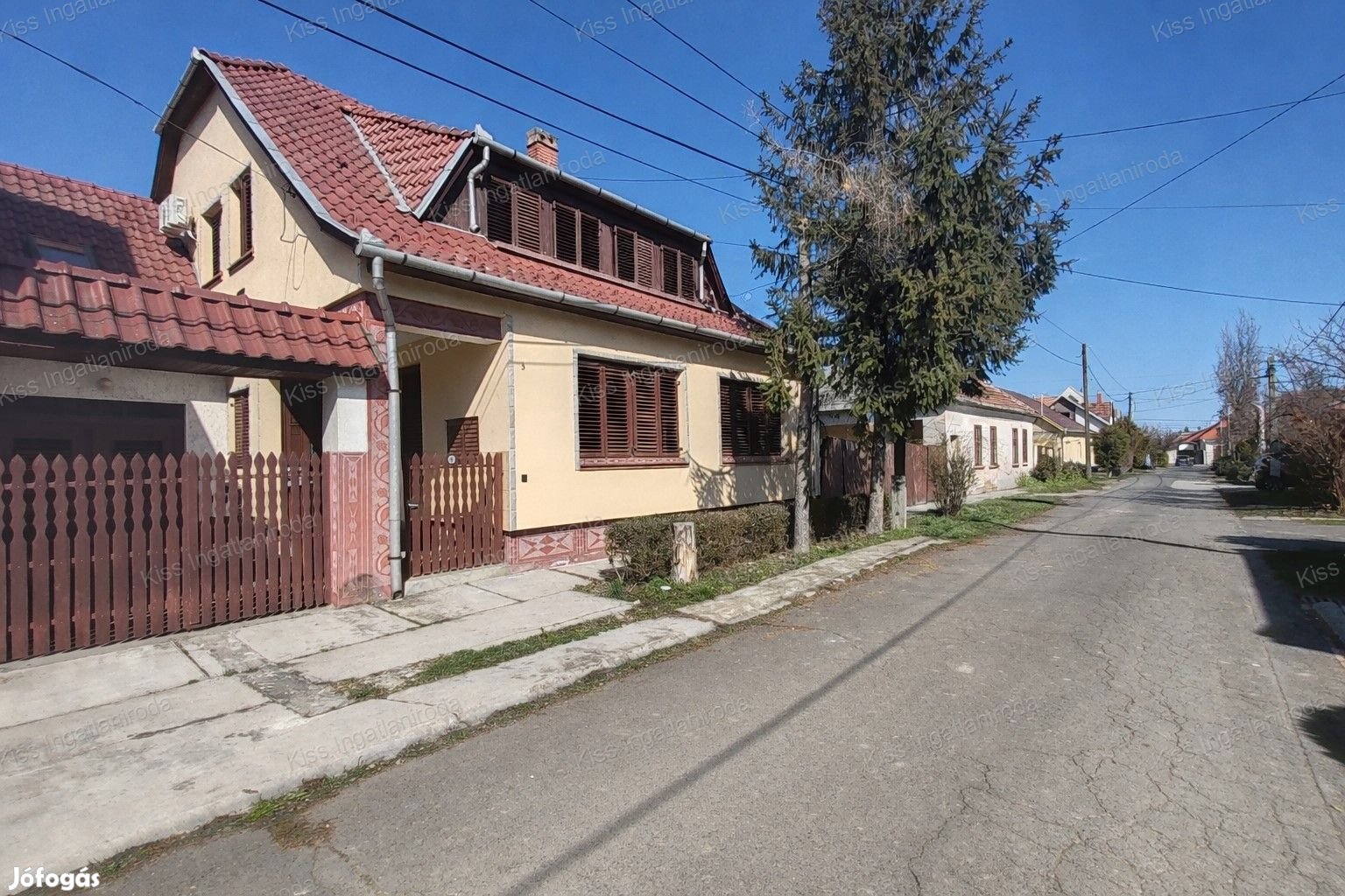 Gyulán, a fürdőtől 10 perc sétára két épületből álló, több