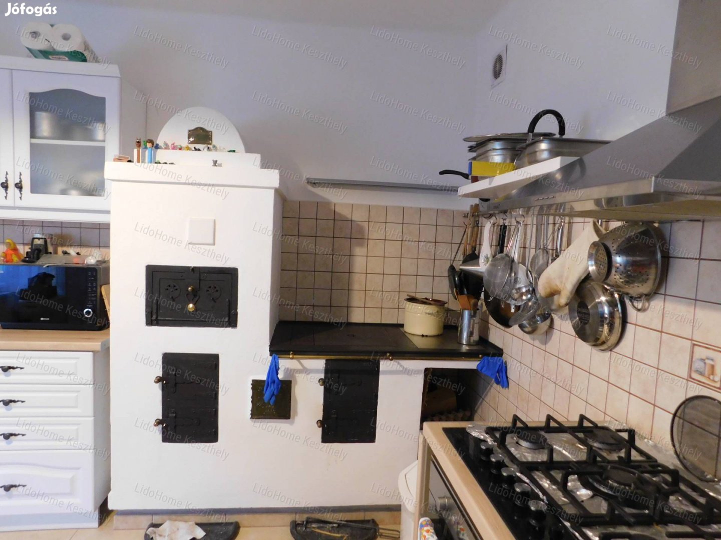 HÉVÍZ belvárosában családi ház apartmanokkal eladó!