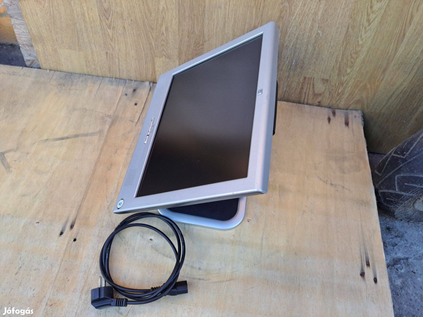 HP L1530 Összecsukható forgatható beépített hangszórós LCD Monitor