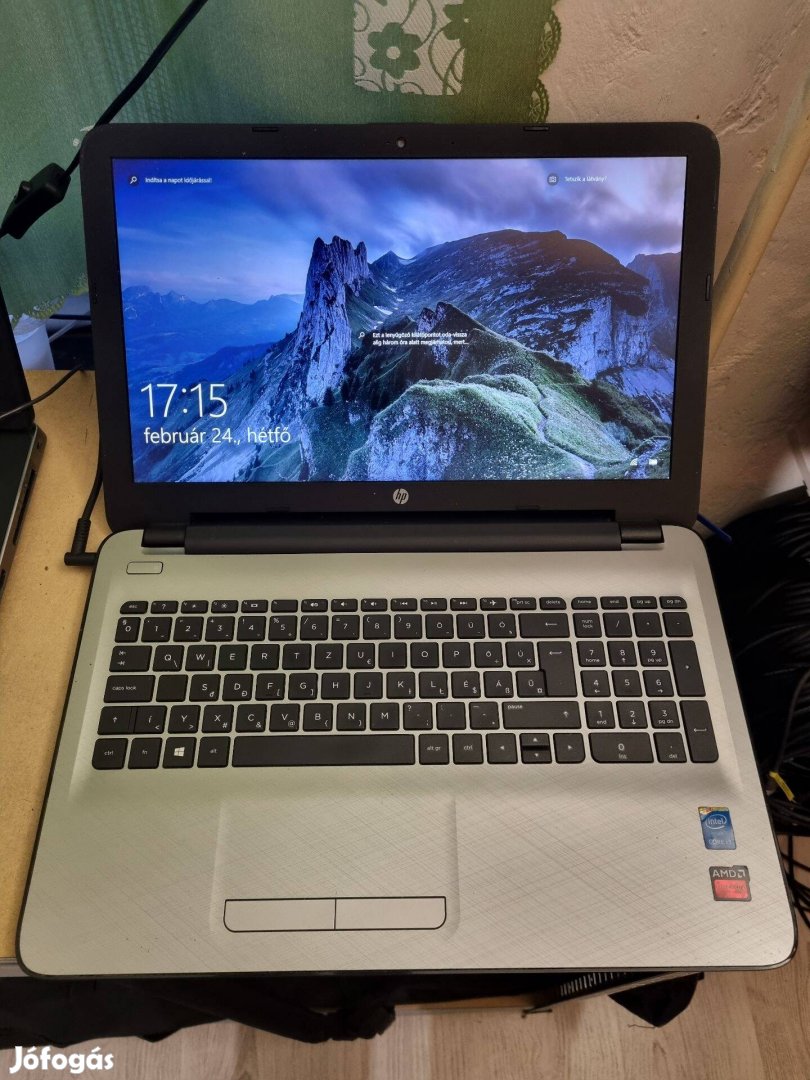 HP Notebook i3 4GB RAM AMD GPU táskával, billentyűzettel és egérrel