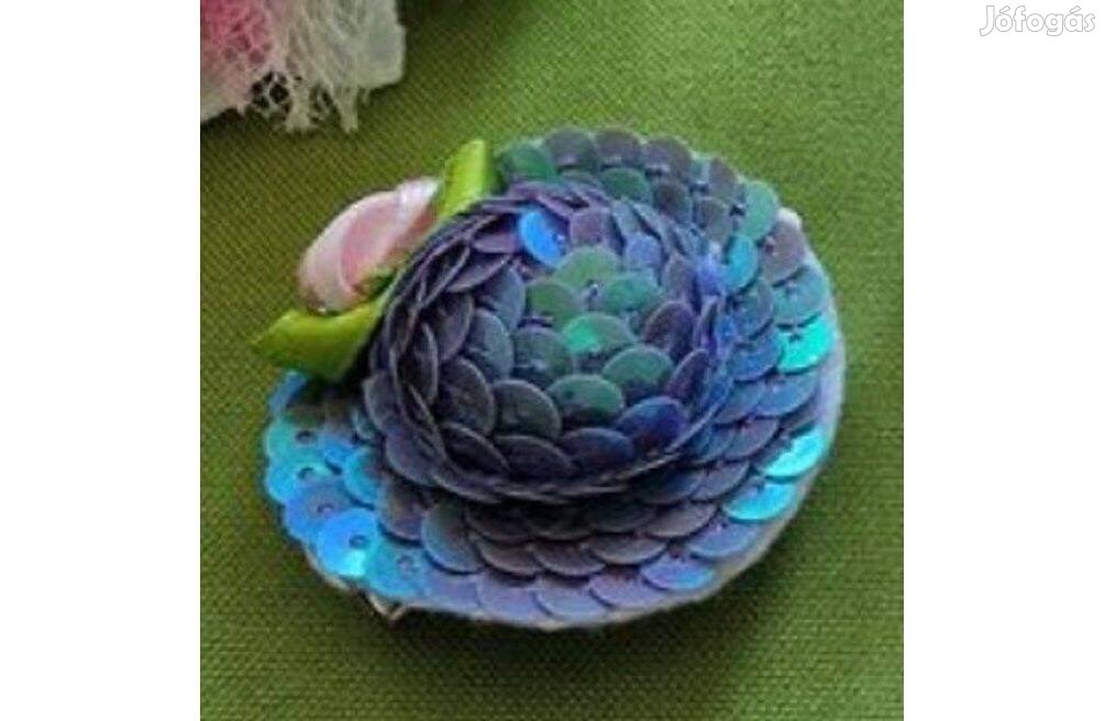 Had09 - Szatén rózsával díszített lila-kék flitteres kalap hajcsaton