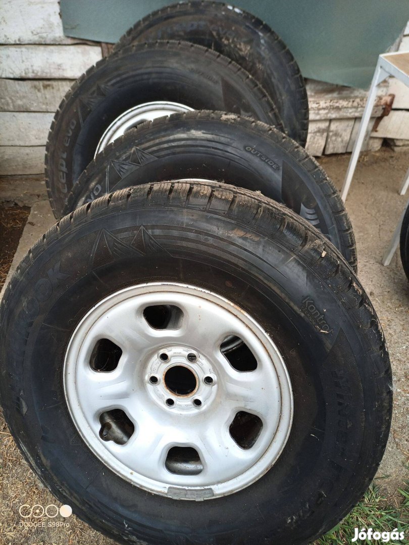 Hagyatékból téli Hankook 265/70R16 Nissan Navara felnin