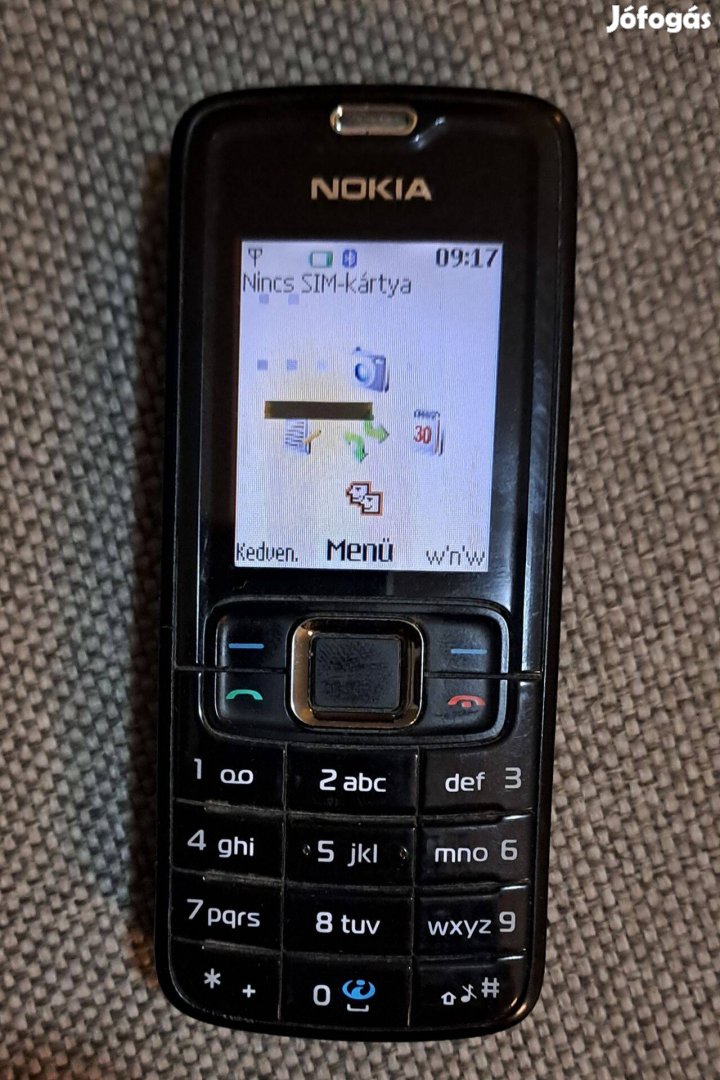 Hagyományos, régebbi Nokia mobiltelefon (3110 C) + töltő