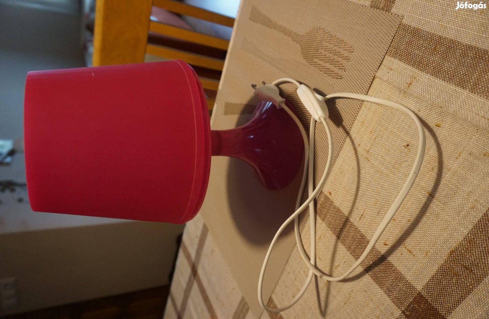 Hagyományos piros műanyag asztali lámpa eladó