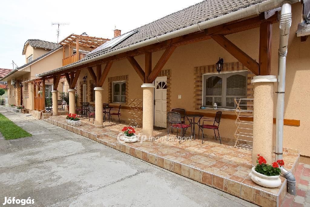 Hajdúszoboszlói eladó 290 nm-es ház