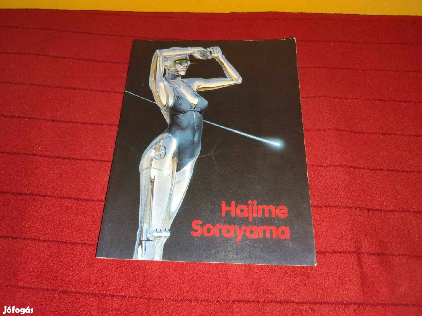 Hajime Sorayama grafikáit összegyűjtő könyv