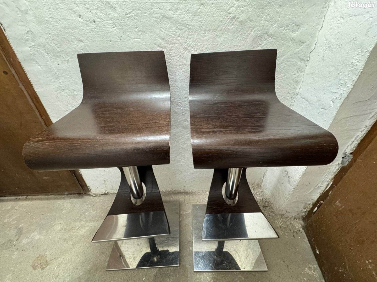 Hajlitott fa emelheto gazrugos barszekek