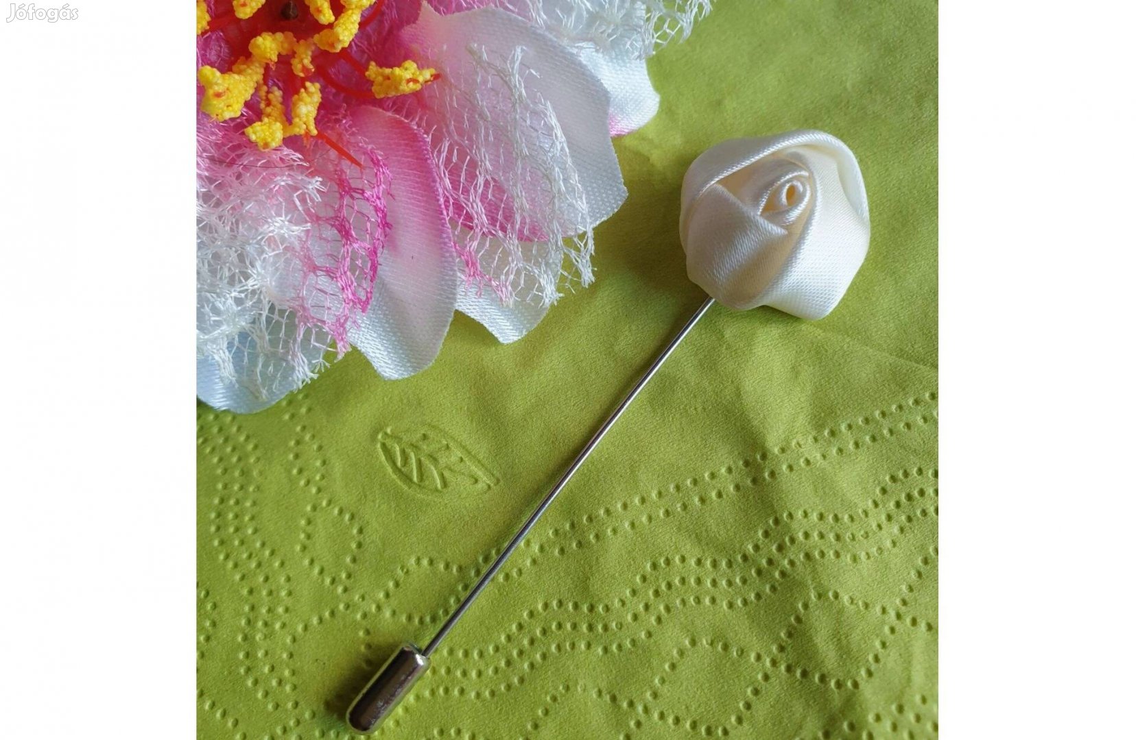 Hajtókatű, kitűző HAT09 - 20mm-es bézs szatén rózsával