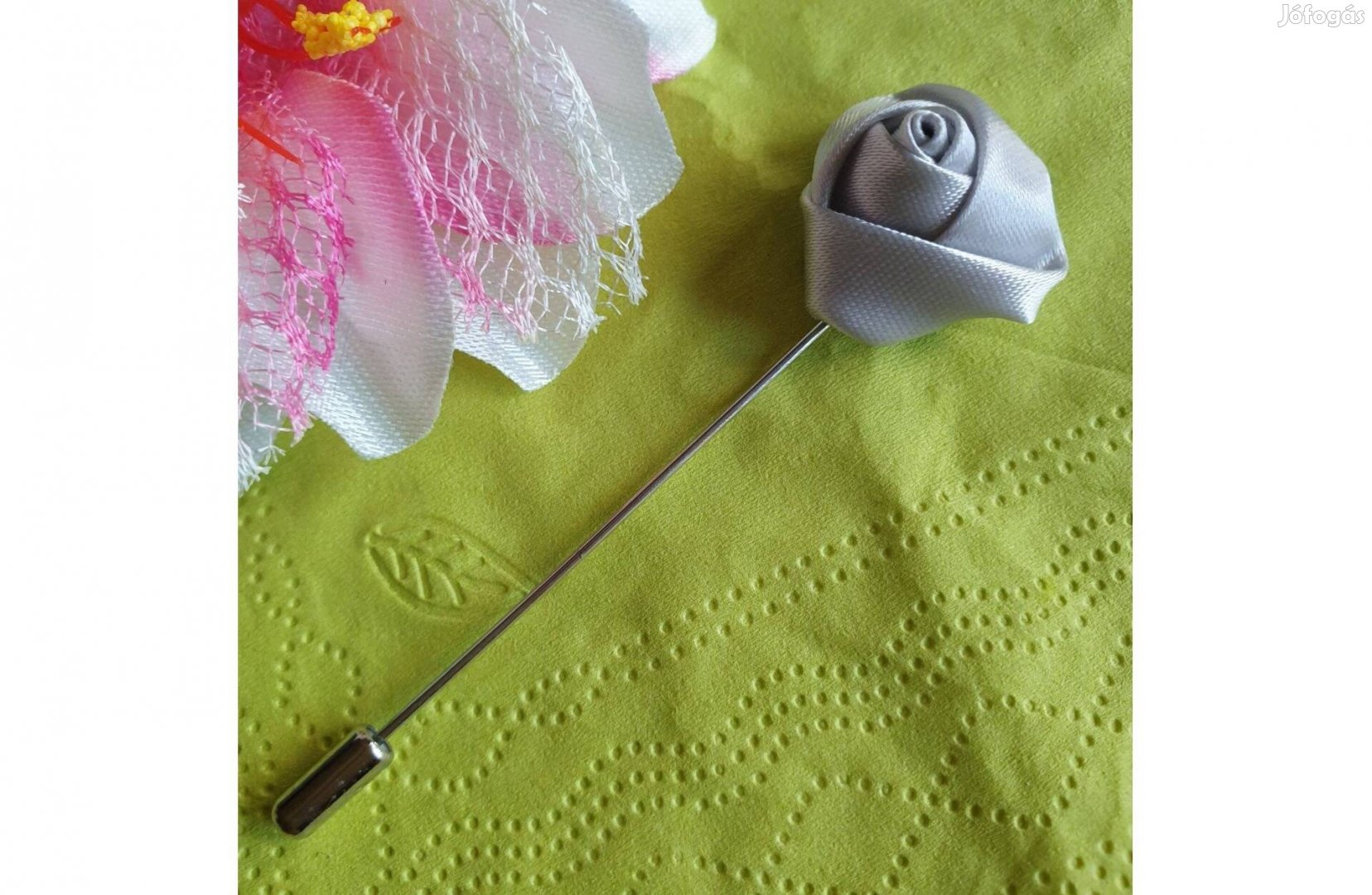 Hajtókatű, kitűző HAT15 - 20mm-es ezüst szatén rózsával