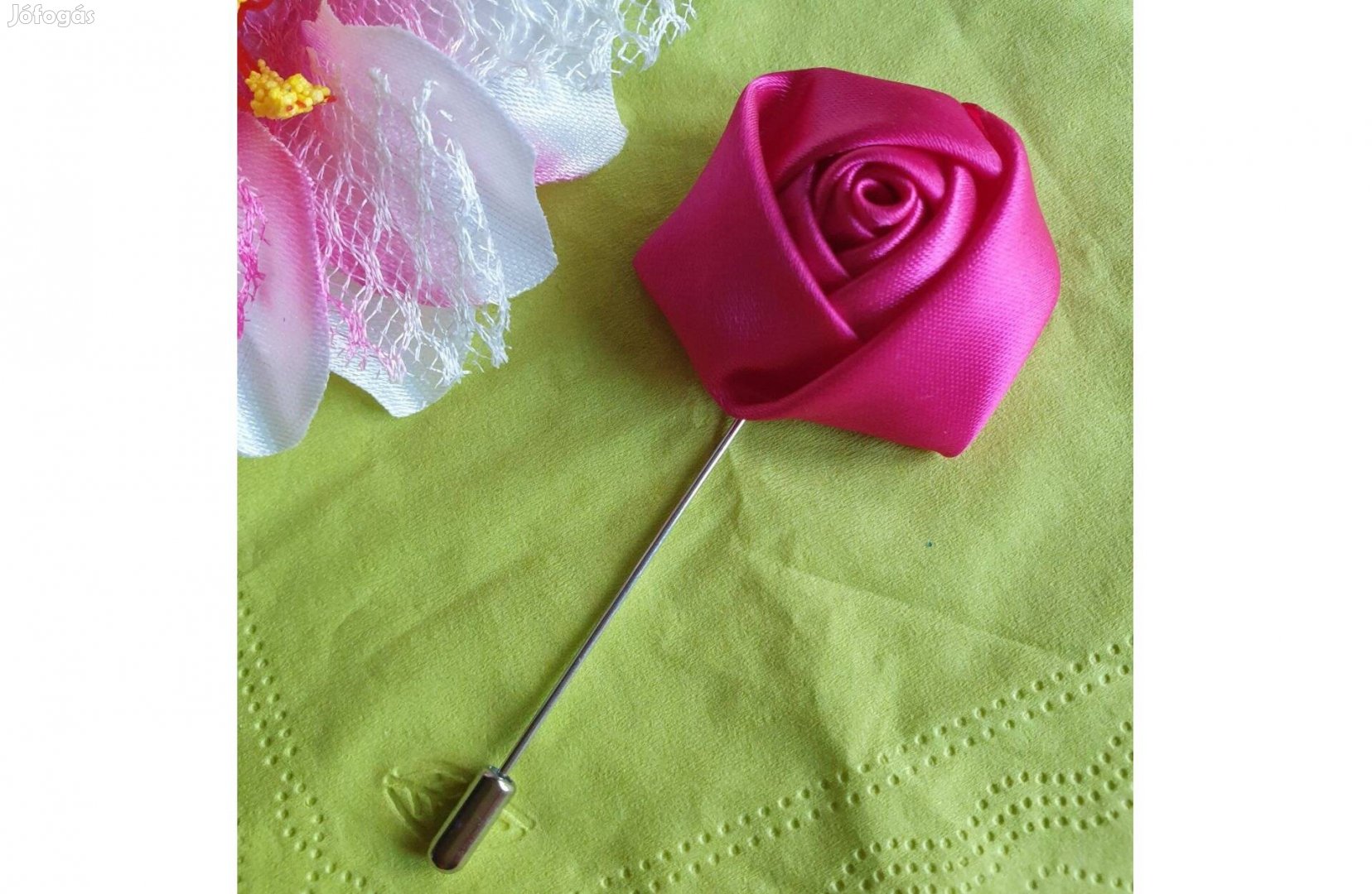 Hajtókatű, kitűző HAT18 - 40mm-es pink szatén rózsával