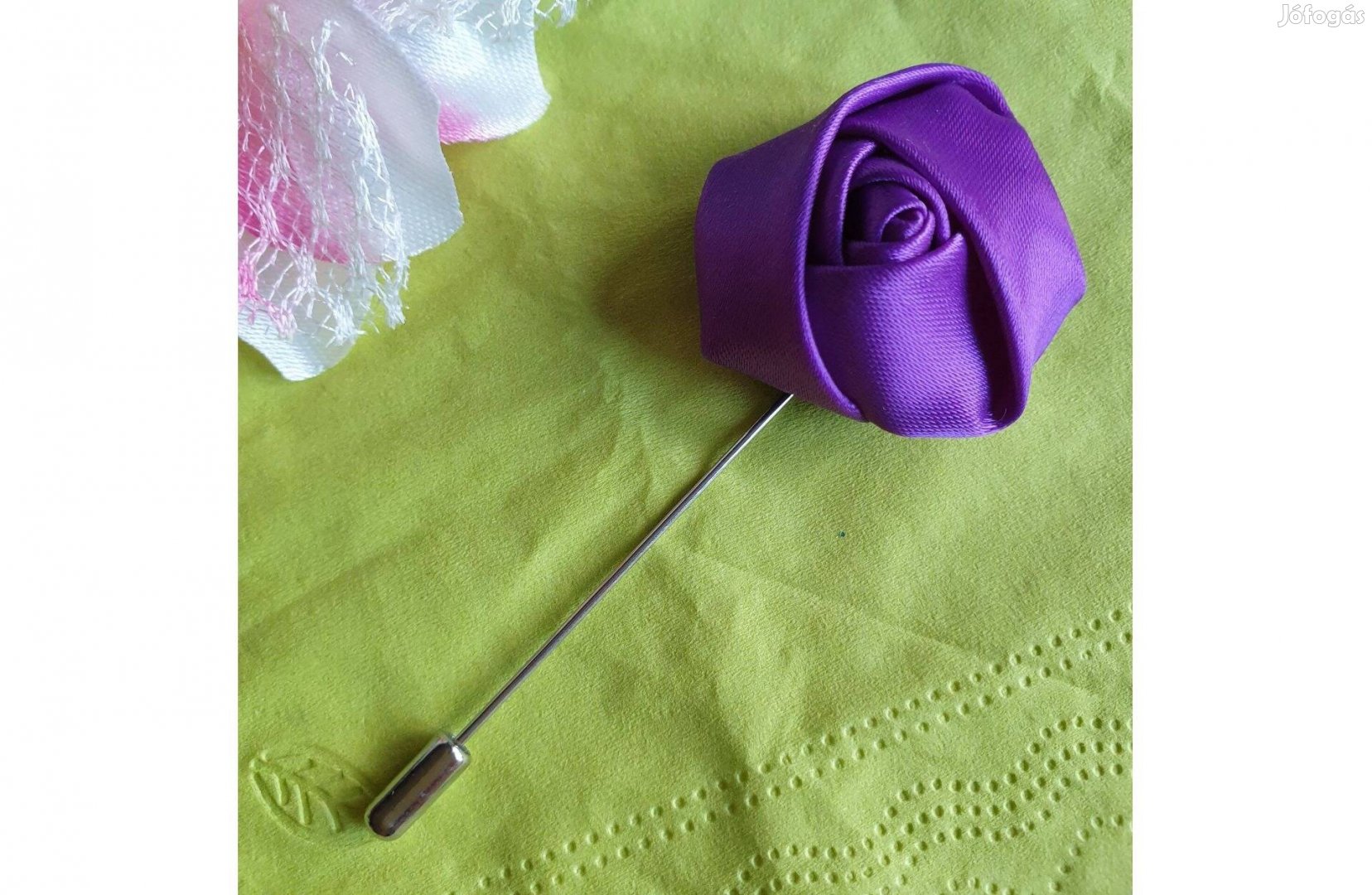 Hajtókatű, kitűző HAT19 - 40mm-es lila szatén rózsával