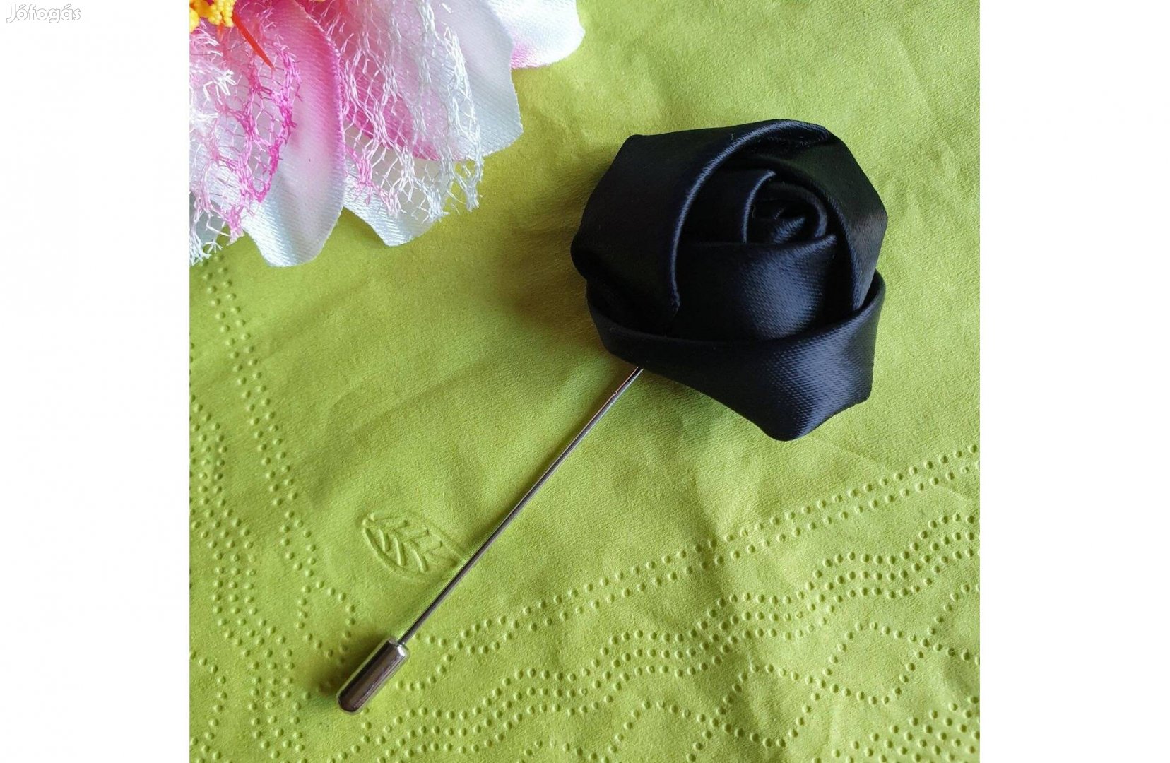 Hajtókatű, kitűző HAT21 - 40mm-es fekete szatén rózsával