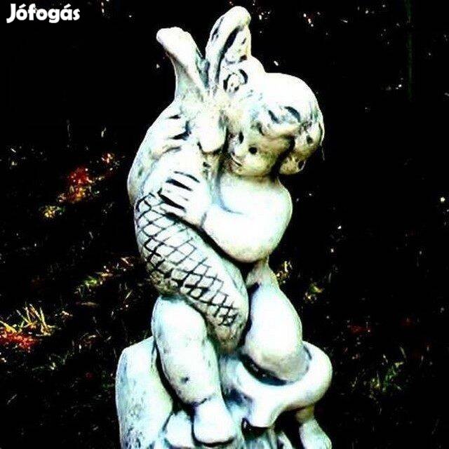 Halat ölelő fiú vízköpő figura