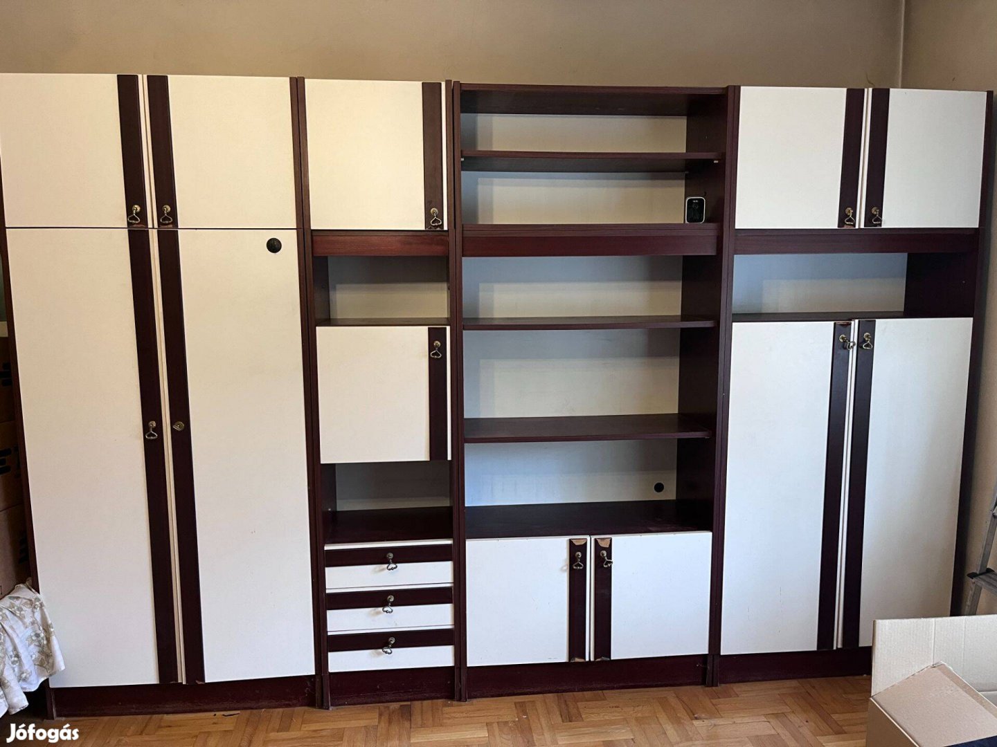 Hálószobai szekrénysor, könyvespolc résszel eladó