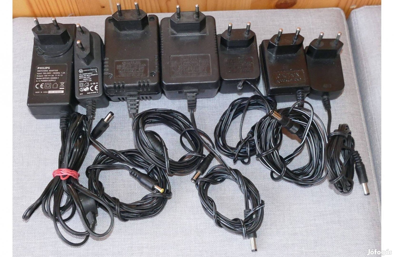 Hálózat adapterek 7 db Philips, Vileda és szivargyújtó adapterek 2 db