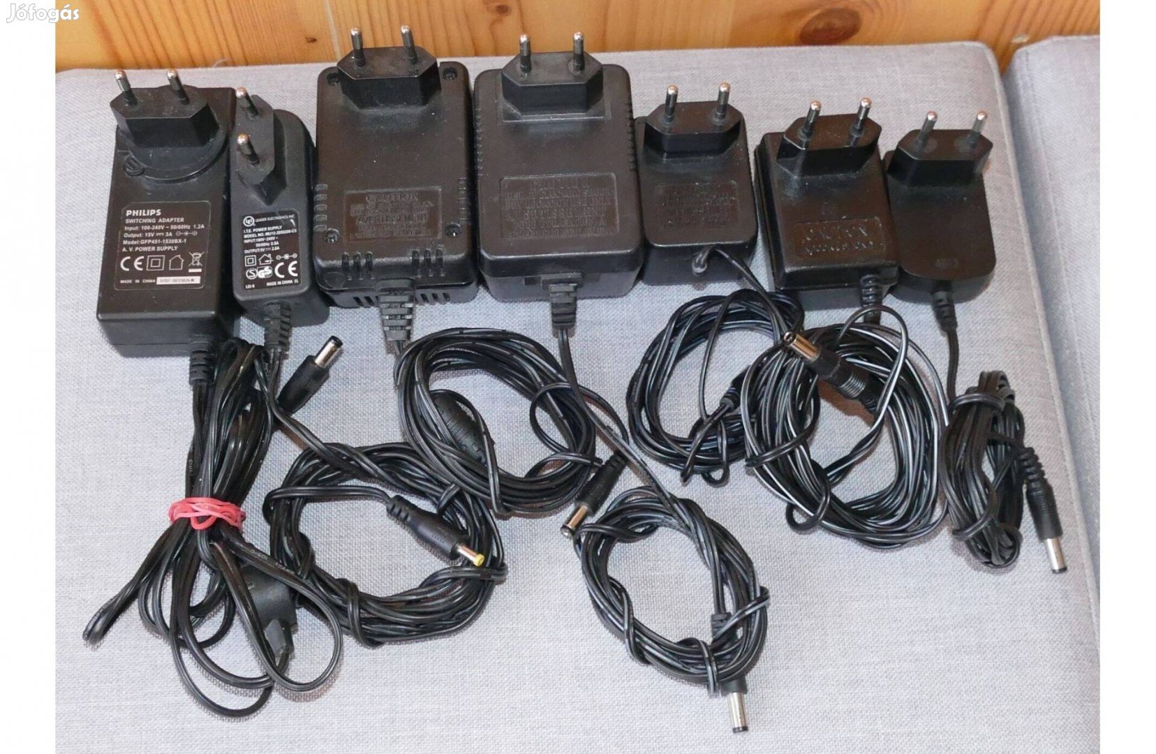 Hálózat adapterek 7 db Philips, Vileda és szivargyújtó adapterek 2 db