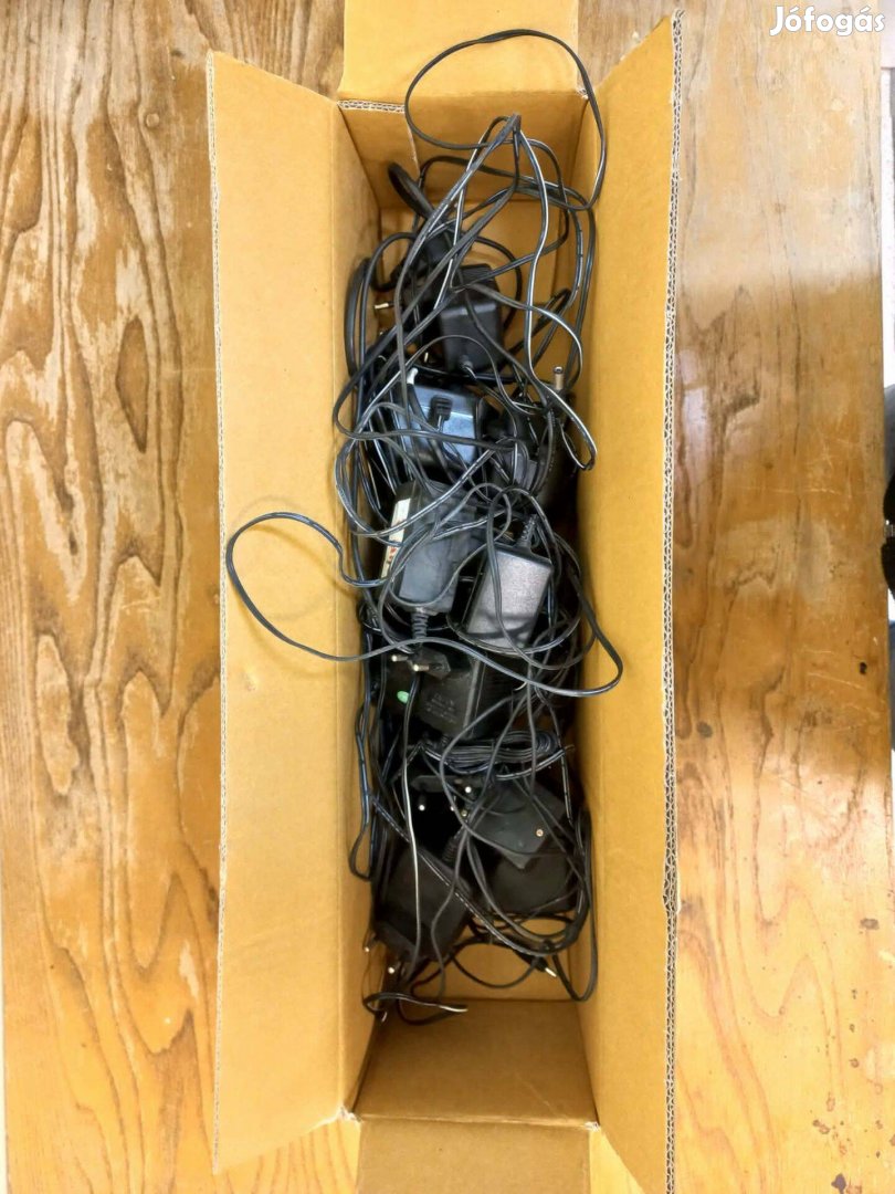 Hálózati adapterek, töltők többféle típusban