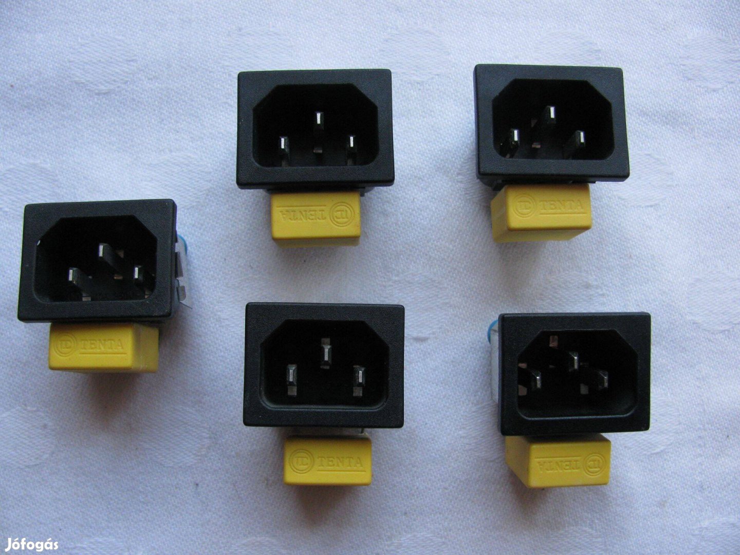 Hálózati csatlakozó ,zavarszűrő kondenzátorokkal