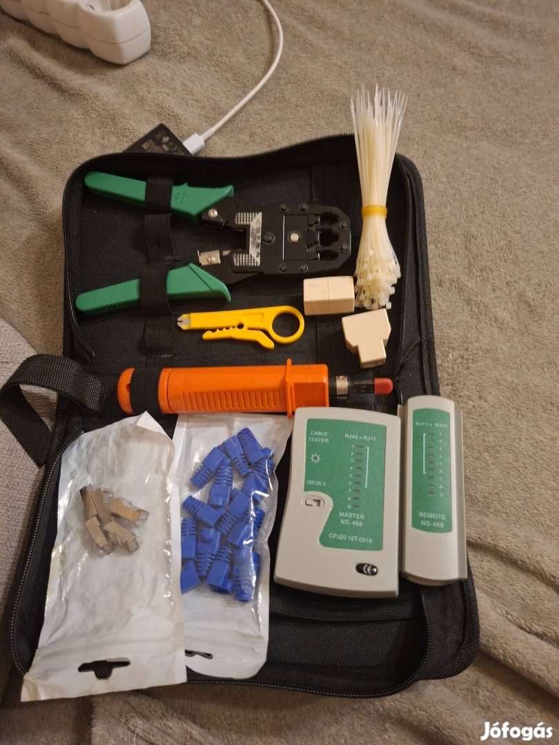 Hálózati szerszámkészlet kábelcsatlakozók szereléséhez és