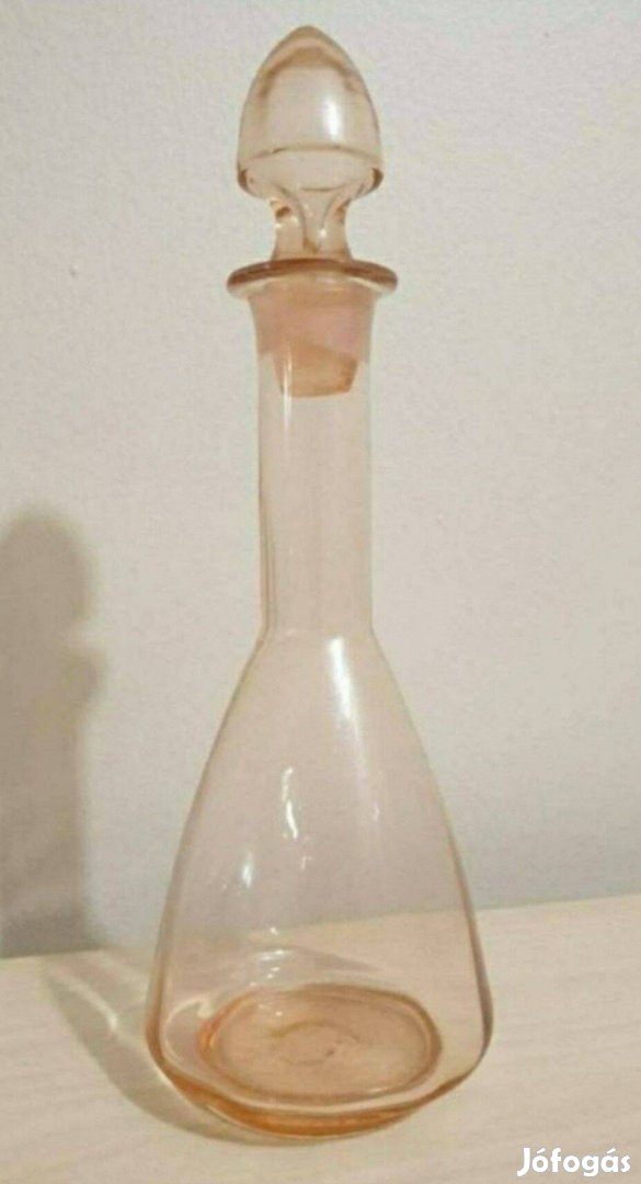 Halvány rózsaszín árnyalatú ital kínáló üveg csiszolatos üveg dugóval