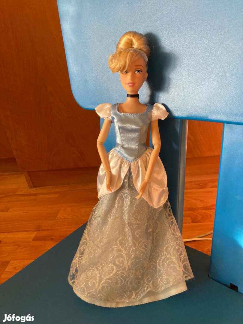 Hamupipőke Barbie figura