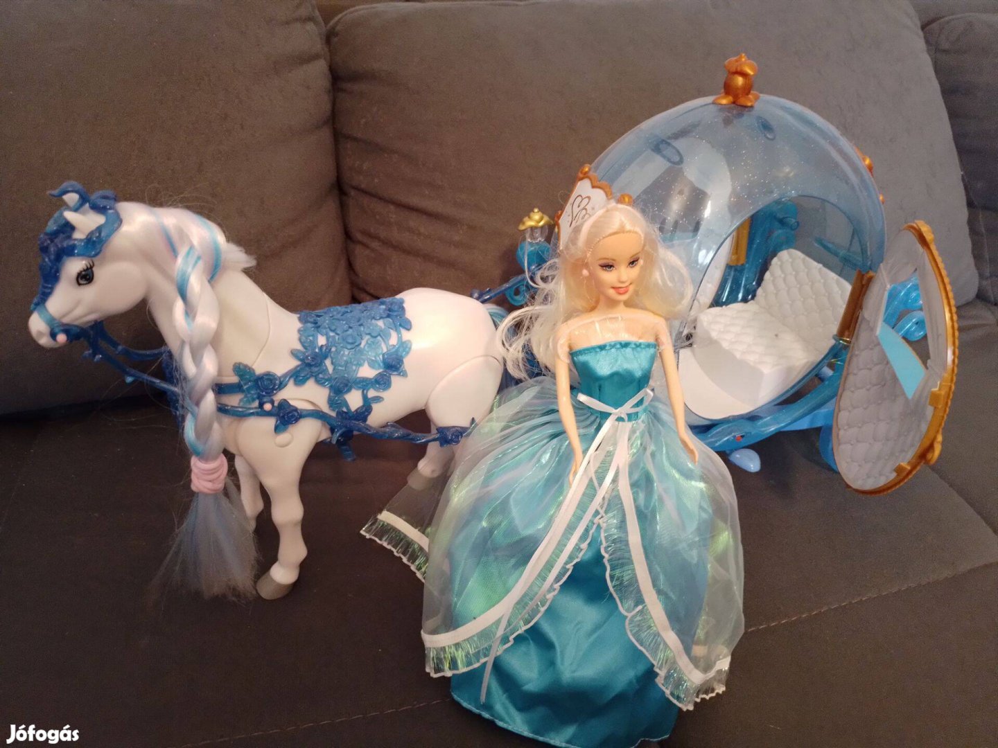 Hamupipőke hintója hercegnővel, sétáló lóval, világító hintó