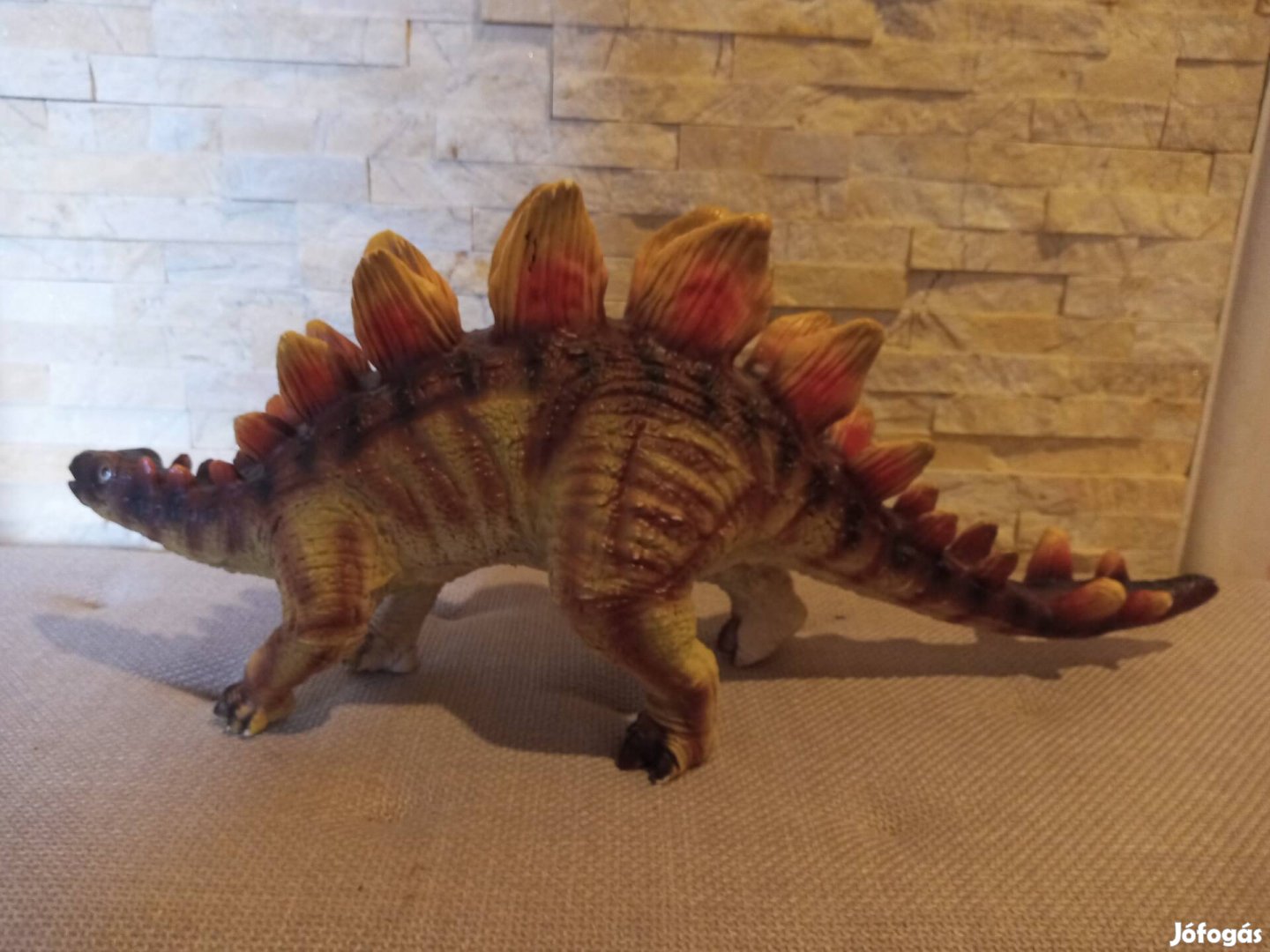Hangot adó dinoszaurusz (56 cm)