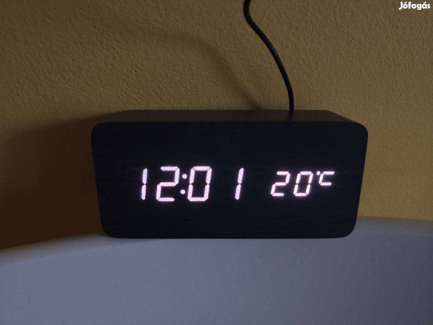 Hangvezérelhető fahatású LED ébresztőóra hőmérséklet