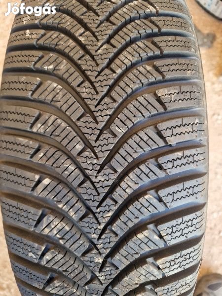 Hankook 215/65R16 W452 8mm DOT20/21 használt gumi HG12326 téli