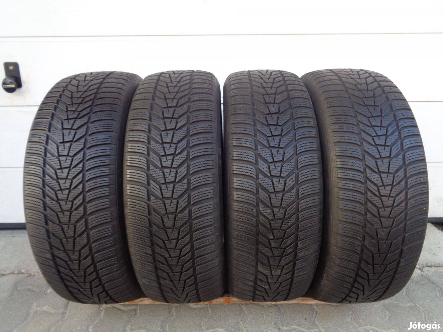 Hankook 225/55R19 téli gumi 6.5mm-es mintával eladó