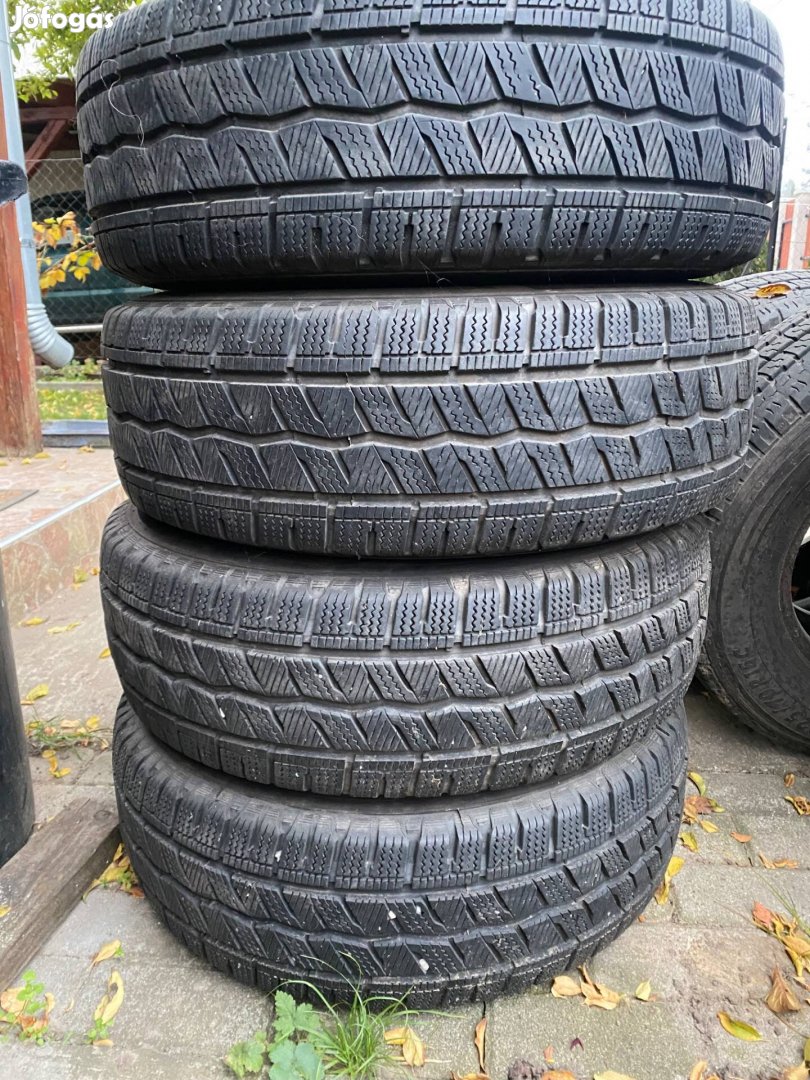 Hankook 225/70 R15C Téligumi 4Db