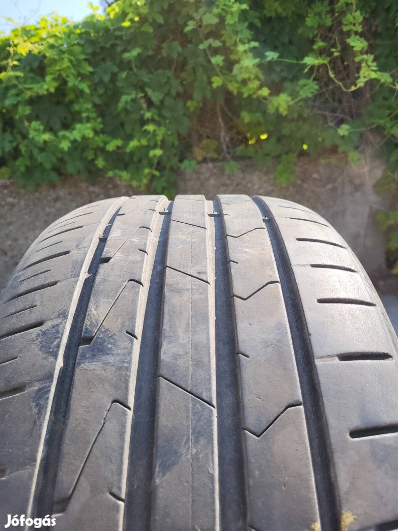 Hankook 225 /40 R18 nyári gumi .
