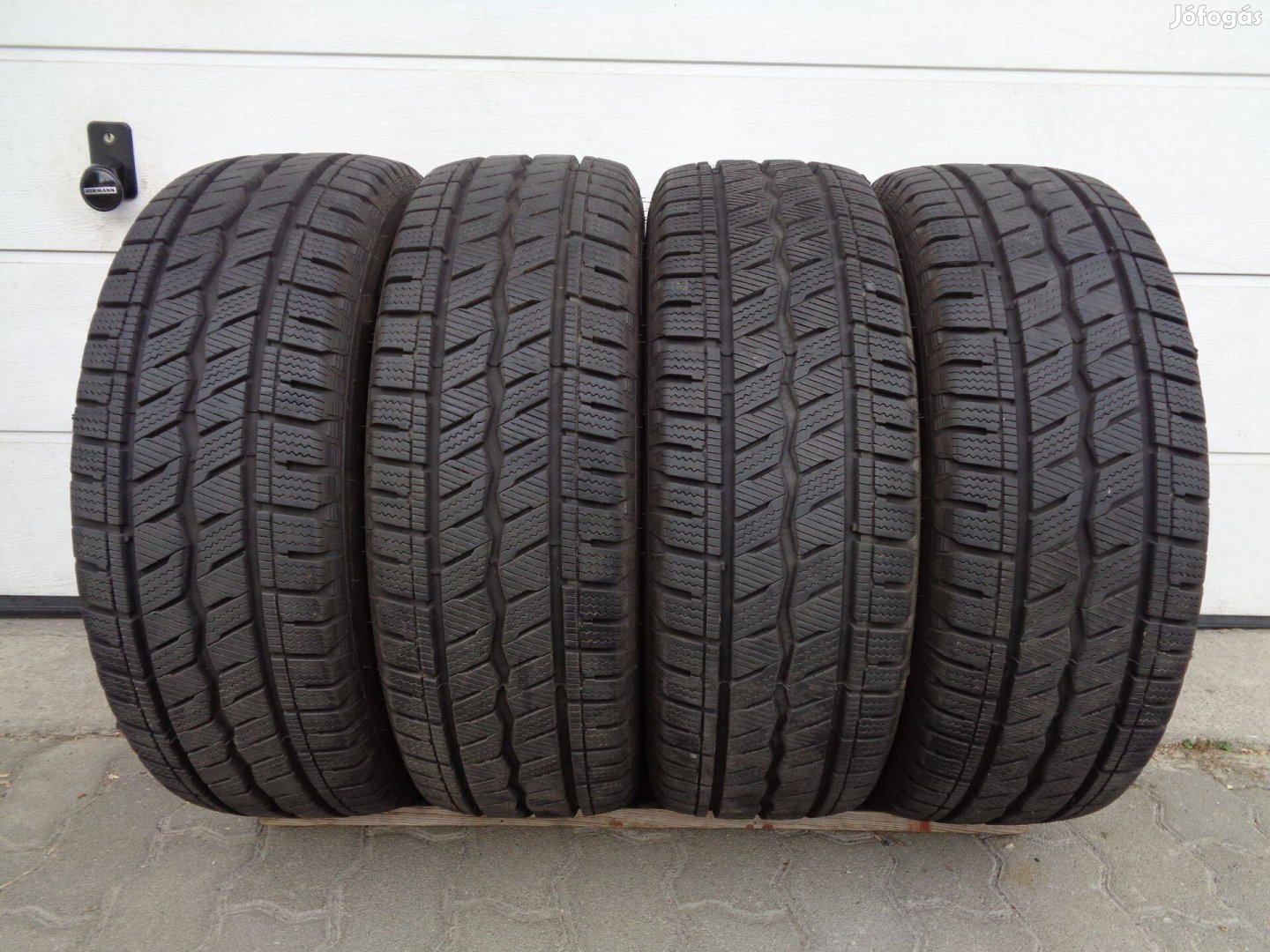 Hankook 235/65R16 C téli gumi 2024-es, keveset futott újszerűen eladó