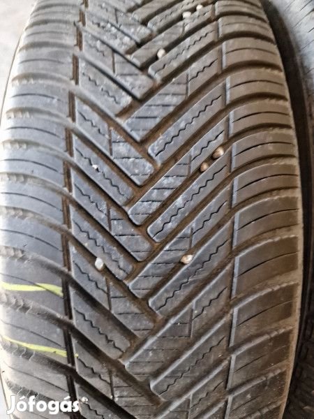 Hankook 235/65R17 H750A 6.5mm DOT22 használt gumi HG13470 négyévsza