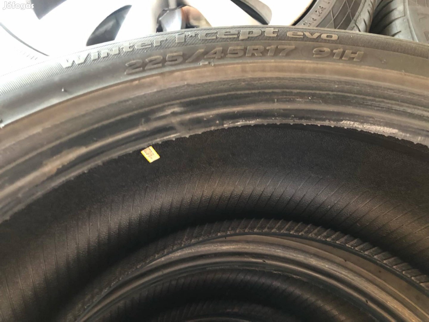 Hankook téli gumi 225/45R17