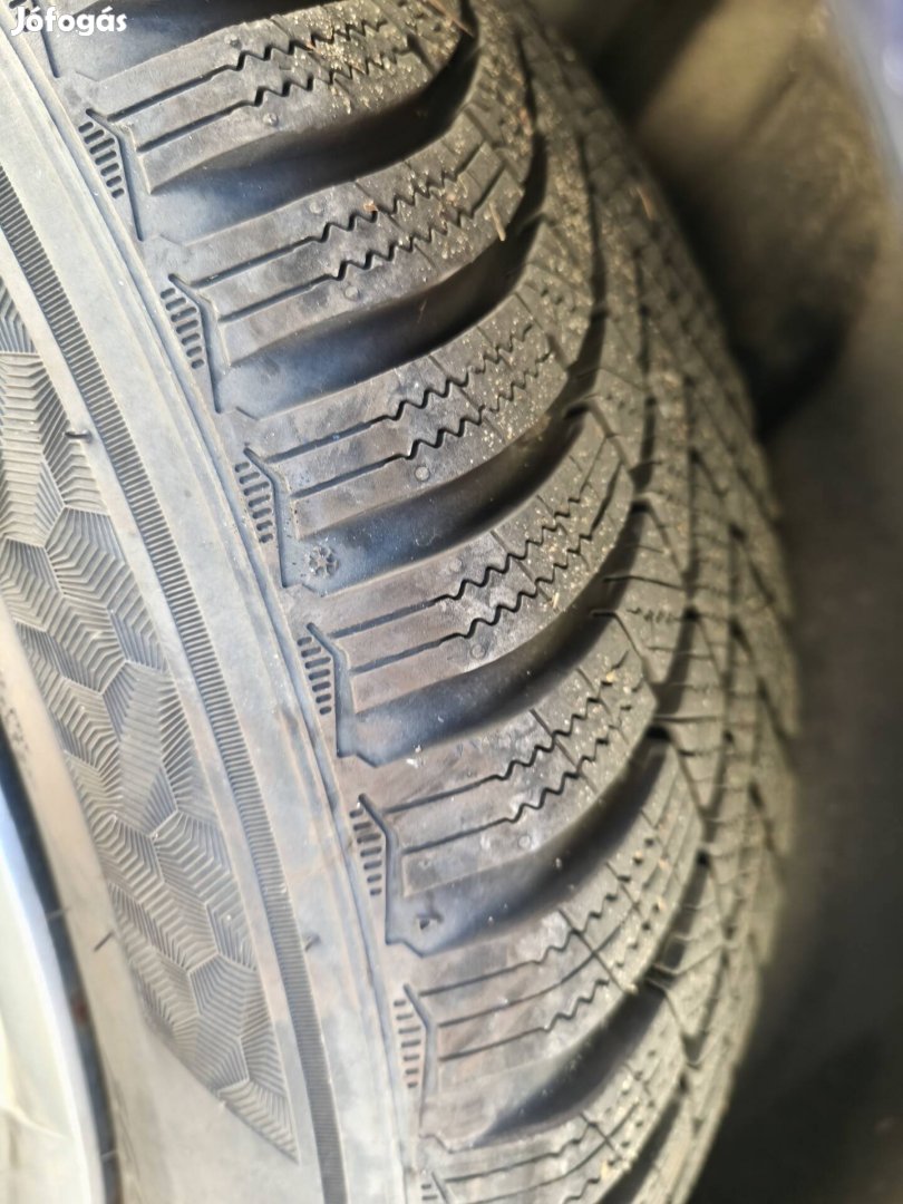 Hankook téli gumi garnitúra 205/55 R16, 2 éves, felnin eladó