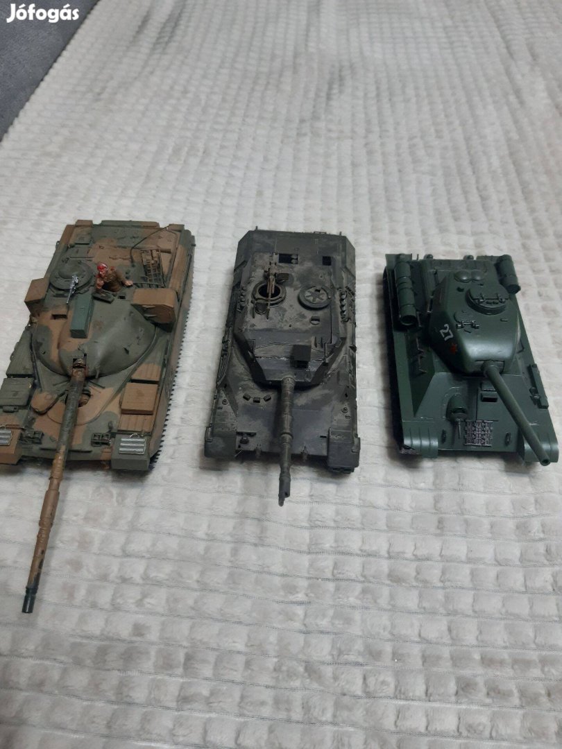 Harckocsi makettek egyben 135