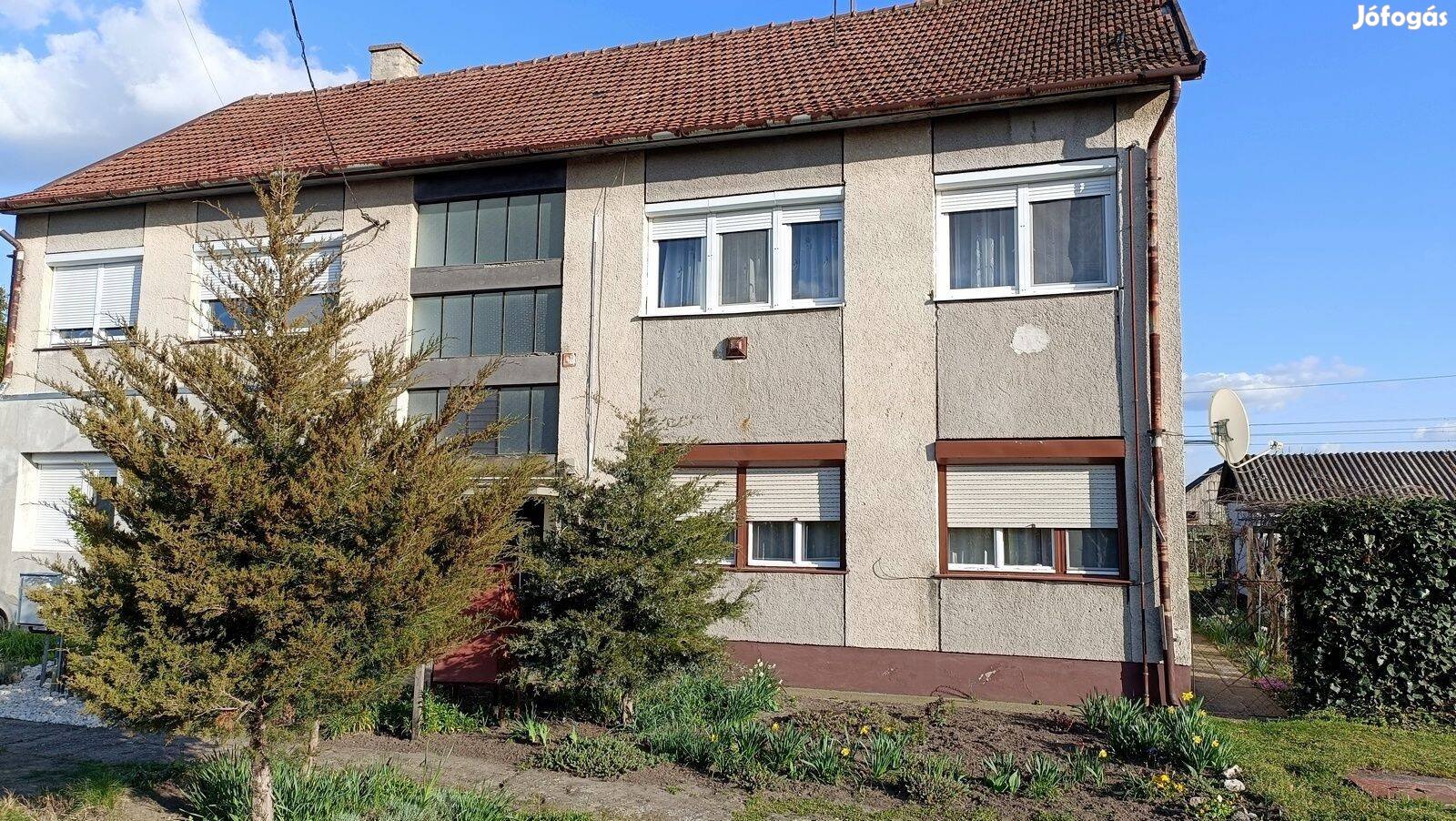 Harkakötöny központjában 1 emeleti 2 szobás lakás garázzsal