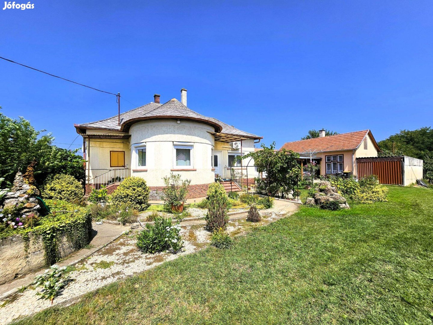 Harkakötöny központjában igényesen felújított családi ház