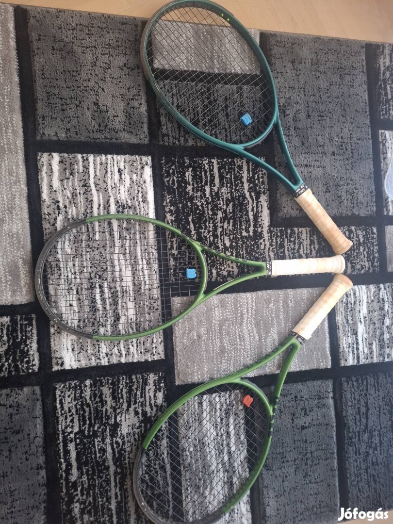 Három Wilson Blade teniszütő.