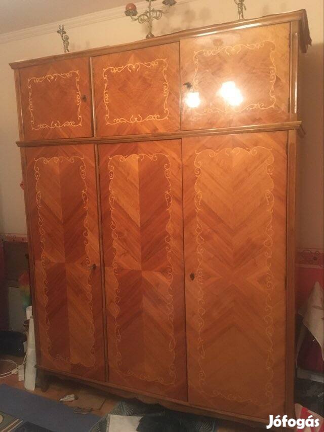 Három ajtós tölgyfa szekrény 
