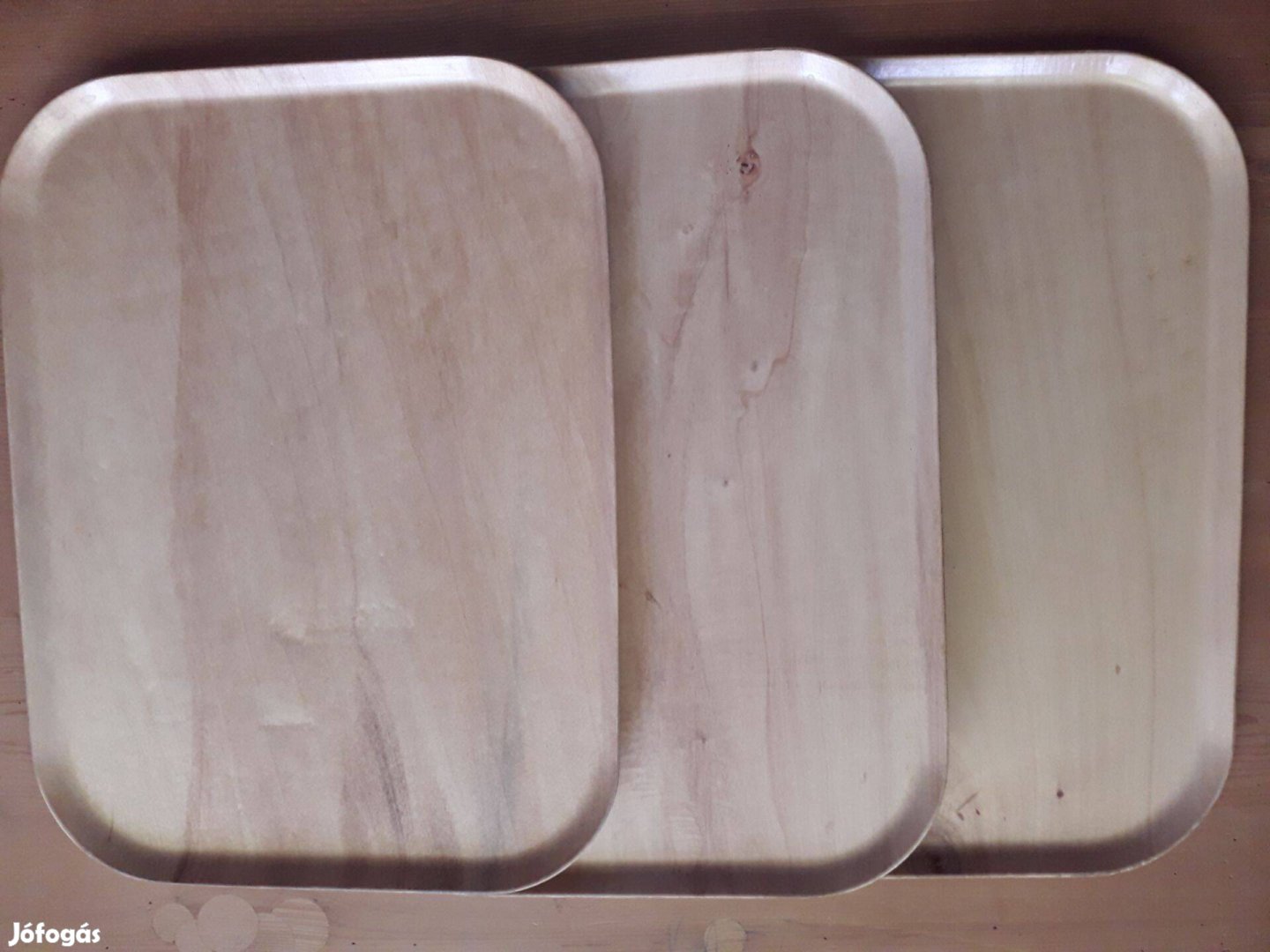 Három egyforma szögletes fatálca