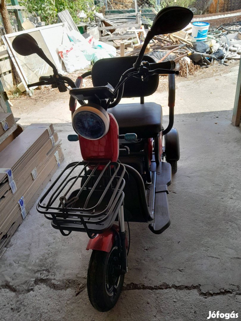 Három kerekü elektromos moped