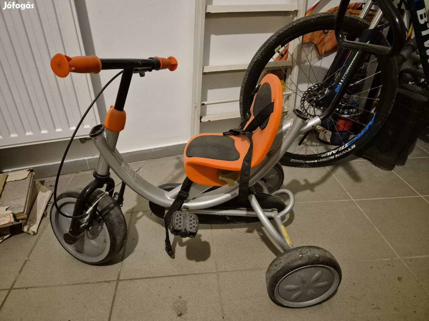 Három kerekű kis bicaj