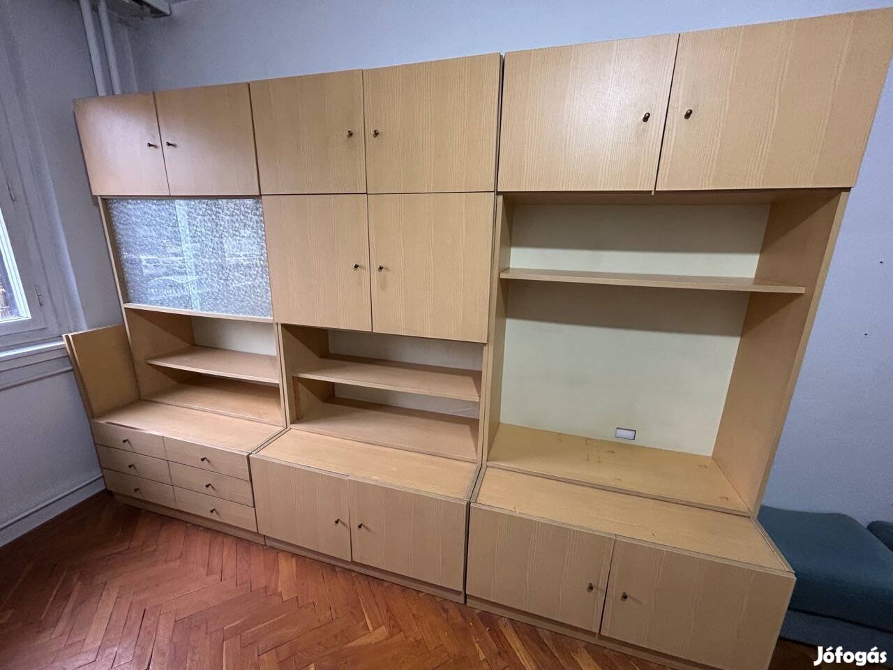 Három modulból álló szekrénysor elvihető