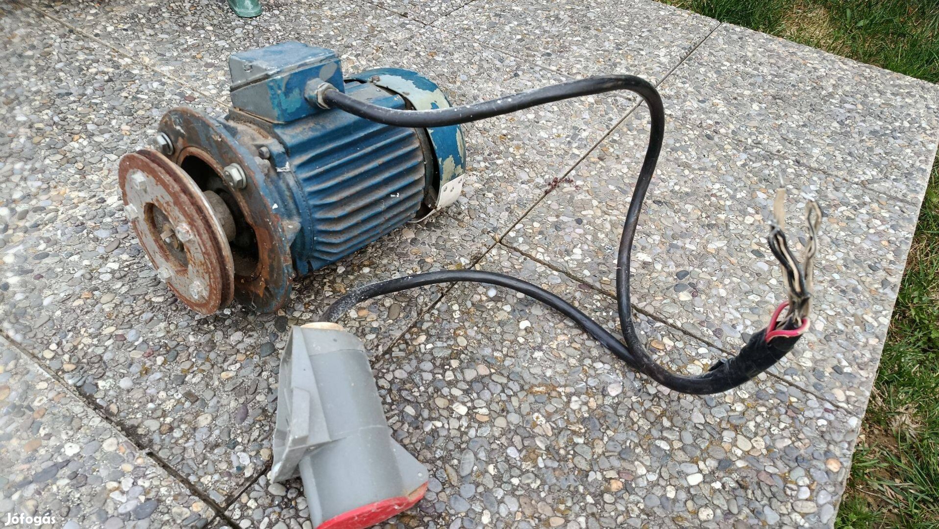 Háromfázisú erős villanymotor ajándék köszörűvel